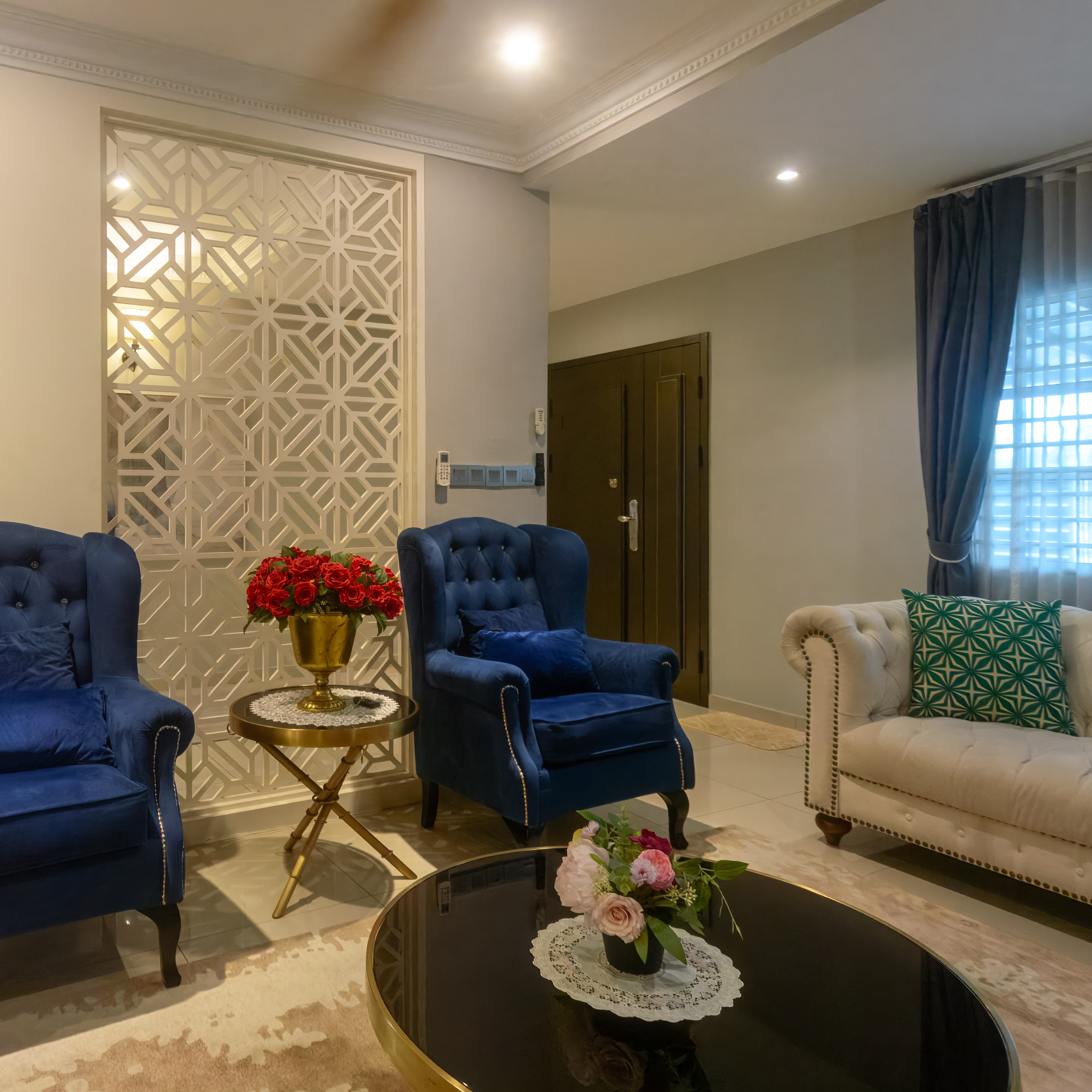 Living area opened to dining, Minimal English concept
